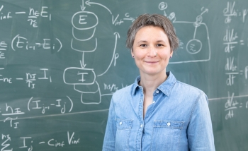 Potrait of woman in front of chalkboard 